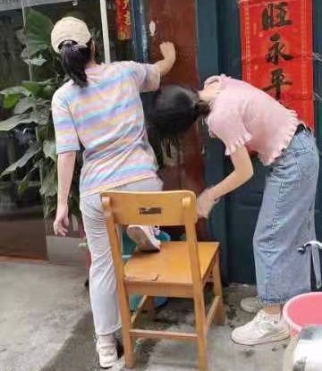 志愿者正在擦除小广告