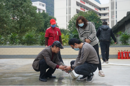 进行水管接头教学