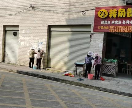 一线员工清理垃圾